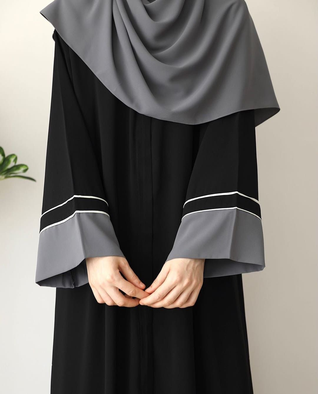 Mystical Abaya With Stollar