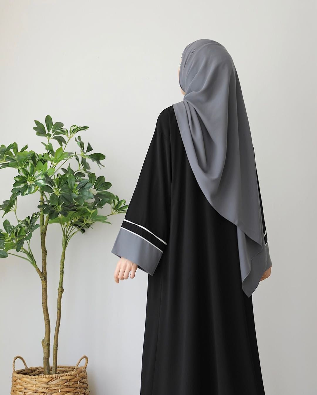 Mystical Abaya With Stollar